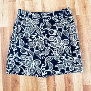 PAiSLEY PRINT WHITE STAG SKORTS!!